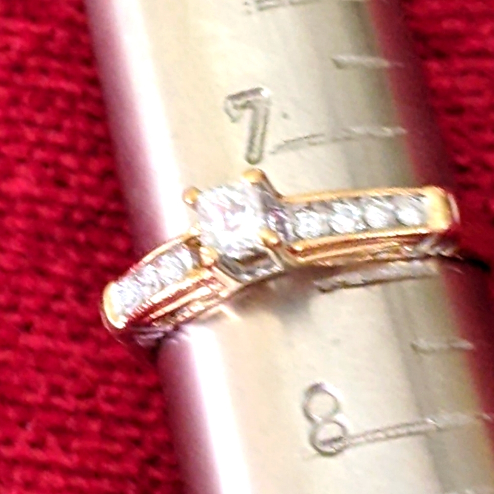 10K 💛GOLD WITH DIAMONDS RING - Picture 9 of 10